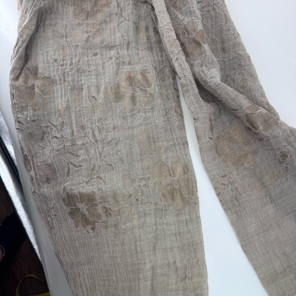 SAACHI Luxury Tan and Gold Textured Scarf with floral print- Beautifully made - Picture 9 of 11